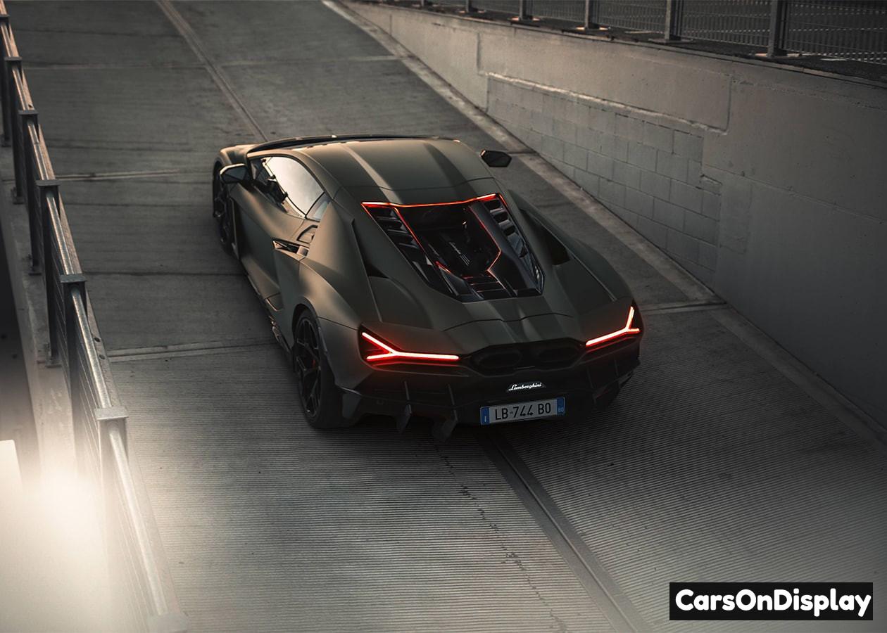 Lamborghini Revuelto