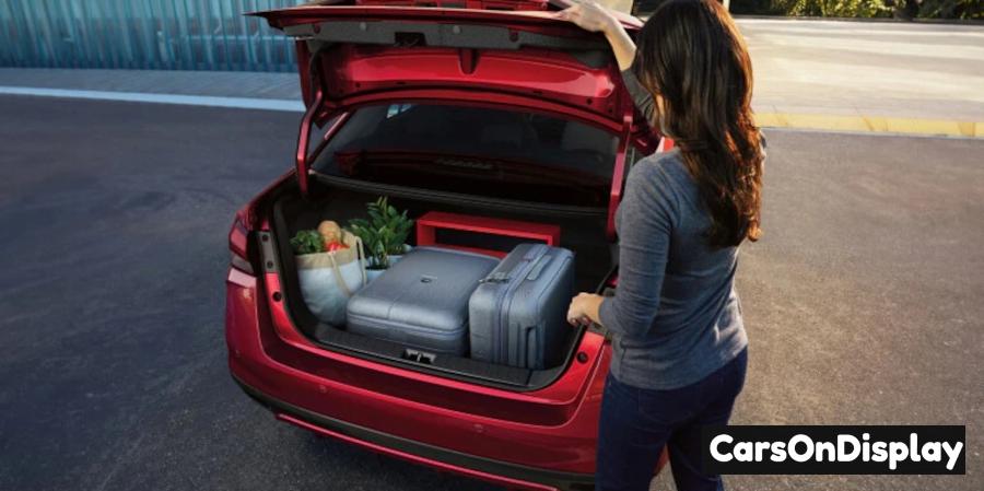 Nissan Versa 2025 424.7 L Trunk