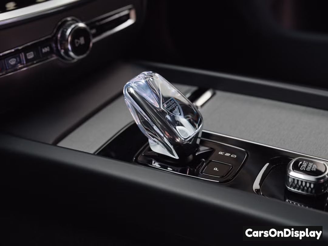 Volvo V60 Cross Country 2026 Crystal gear shifter