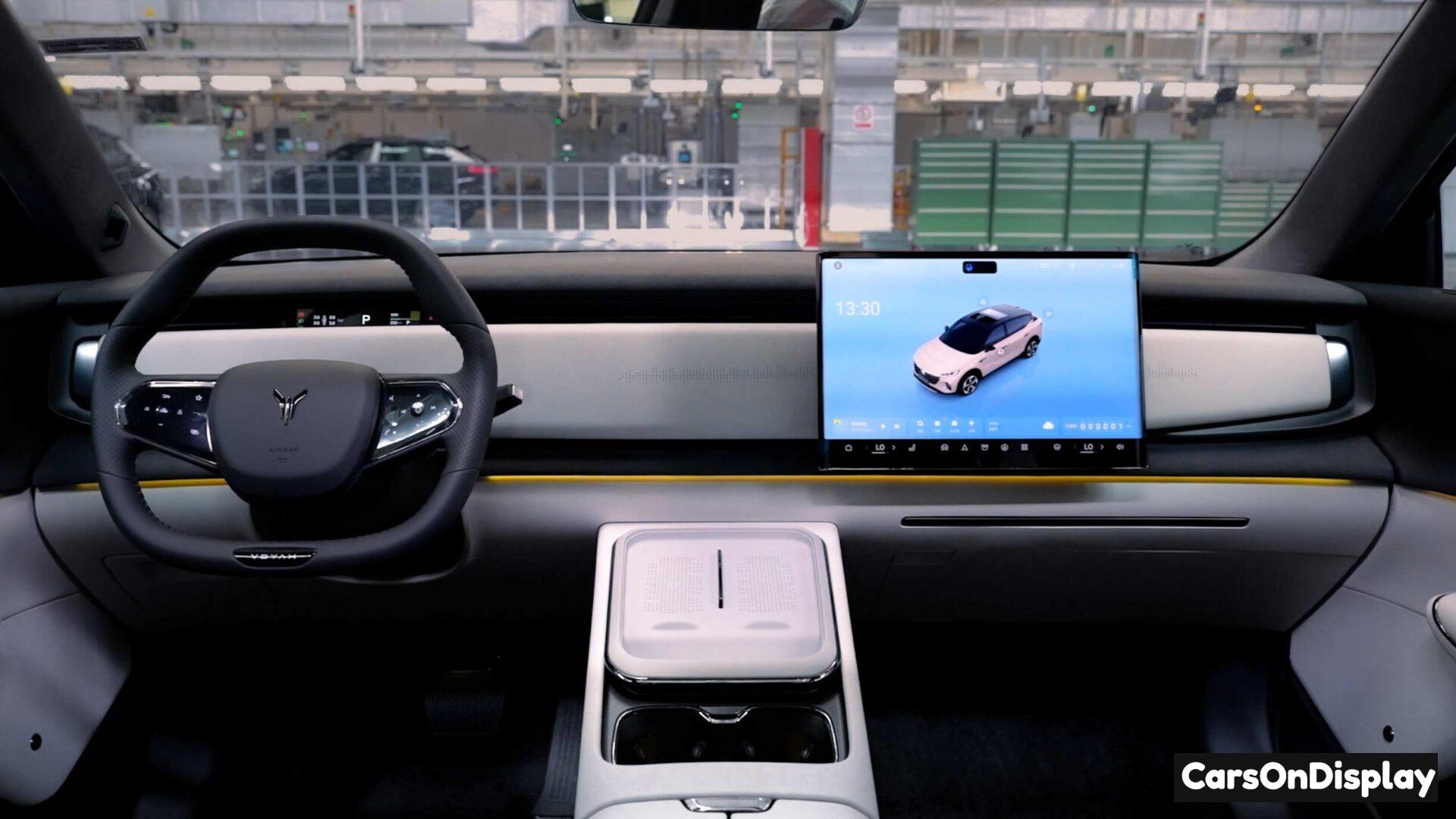 Voyah Courage - 15.05-inch OLED screen and Head-Up Display